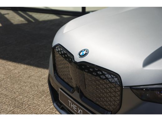 BMW iX1 eDrive20 High Executive M Sport / Panoramadak / Trekhaak / Sportstoelen / M Adaptief onderstel / ... ActivLease financial lease