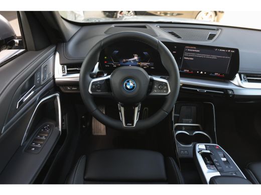 BMW iX1 eDrive20 High Executive M Sport / Panoramadak / Trekhaak / Sportstoelen / M Adaptief onderstel / ... ActivLease financial lease