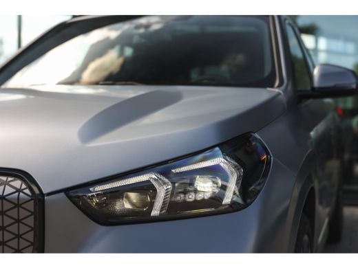 BMW iX1 eDrive20 High Executive M Sport / Panoramadak / Trekhaak / Sportstoelen / M Adaptief onderstel / ... ActivLease financial lease