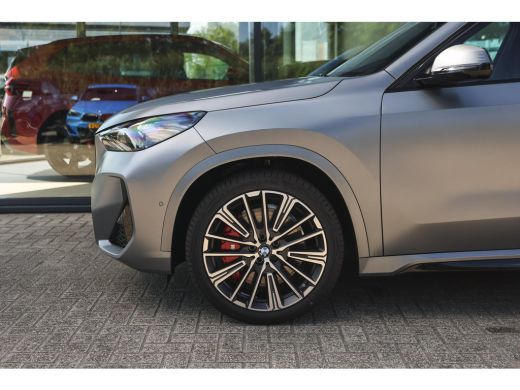 BMW iX1 eDrive20 High Executive M Sport / Panoramadak / Trekhaak / Sportstoelen / M Adaptief onderstel / ... ActivLease financial lease