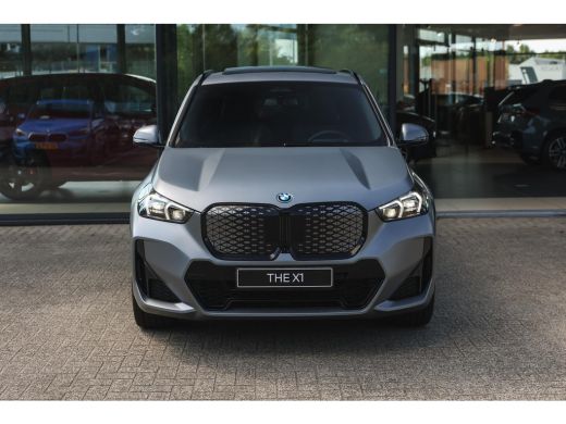 BMW iX1 eDrive20 High Executive M Sport / Panoramadak / Trekhaak / Sportstoelen / M Adaptief onderstel / ... ActivLease financial lease