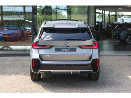 BMW iX1 eDrive20 High Executive M Sport / Panoramadak / Trekhaak / Sportstoelen / M Adaptief onderstel / ... ActivLease financial lease