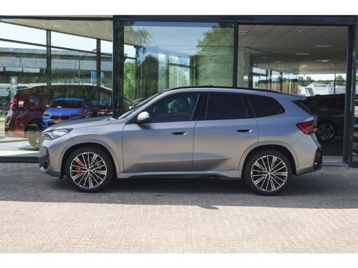 BMW iX1 eDrive20 High Executive M Sport / Panoramadak / Trekhaak / Sportstoelen / M Adaptief onderstel / ... ActivLease financial lease