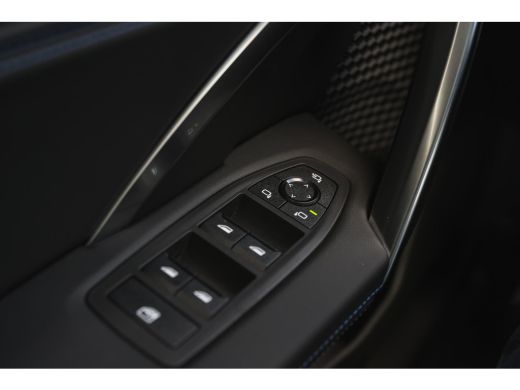 BMW iX2 eDrive20 High Executive M Sport / Panoramadak / Trekhaak / Sportstoelen / M Adaptief onderstel / ... ActivLease financial lease