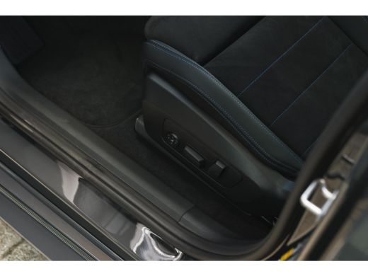 BMW iX2 eDrive20 High Executive M Sport / Panoramadak / Trekhaak / Sportstoelen / M Adaptief onderstel / ... ActivLease financial lease