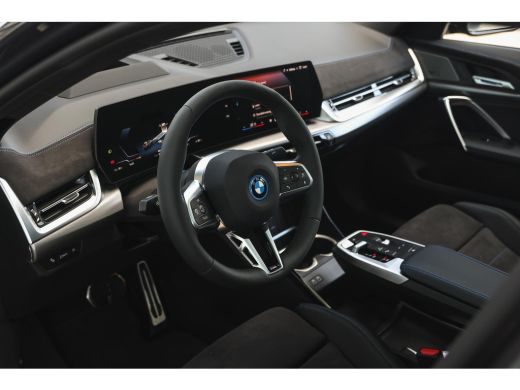 BMW iX2 eDrive20 High Executive M Sport / Panoramadak / Trekhaak / Sportstoelen / M Adaptief onderstel / ... ActivLease financial lease