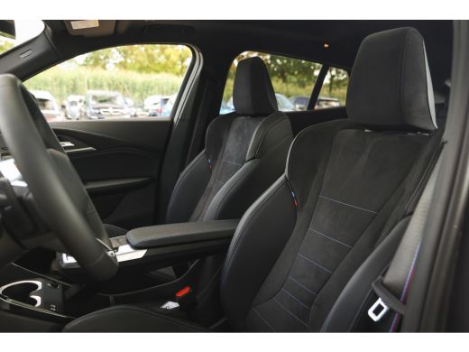 BMW iX2 eDrive20 High Executive M Sport / Panoramadak / Trekhaak / Sportstoelen / M Adaptief onderstel / ... ActivLease financial lease