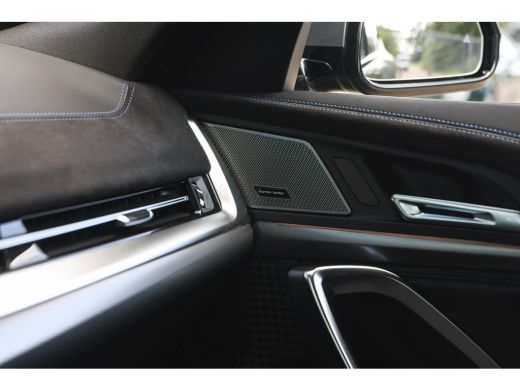 BMW iX2 eDrive20 High Executive M Sport / Panoramadak / Trekhaak / Sportstoelen / M Adaptief onderstel / ... ActivLease financial lease
