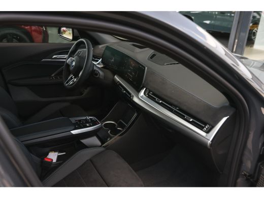BMW iX2 eDrive20 High Executive M Sport / Panoramadak / Trekhaak / Sportstoelen / M Adaptief onderstel / ... ActivLease financial lease