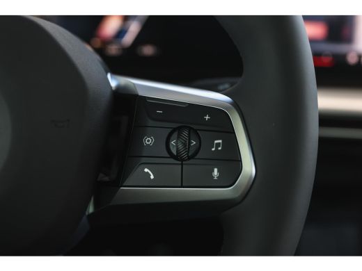 BMW iX2 eDrive20 High Executive M Sport / Panoramadak / Trekhaak / Sportstoelen / M Adaptief onderstel / ... ActivLease financial lease
