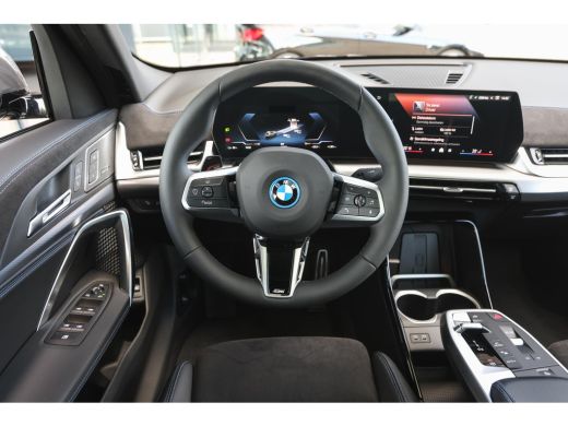 BMW iX2 eDrive20 High Executive M Sport / Panoramadak / Trekhaak / Sportstoelen / M Adaptief onderstel / ... ActivLease financial lease