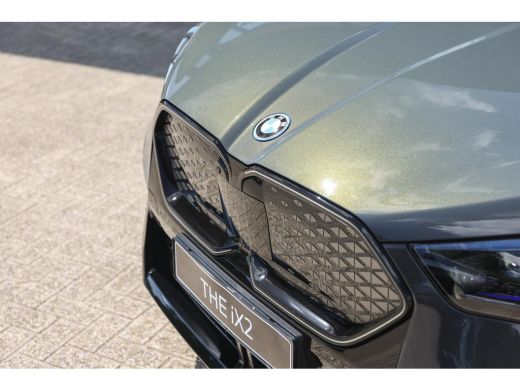 BMW iX2 eDrive20 High Executive M Sport / Panoramadak / Trekhaak / Sportstoelen / M Adaptief onderstel / ... ActivLease financial lease