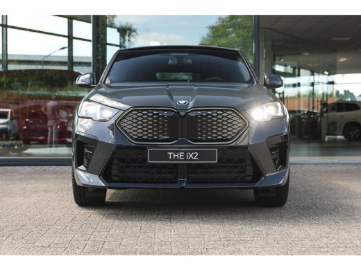 BMW iX2 eDrive20 High Executive M Sport / Panoramadak / Trekhaak / Sportstoelen / M Adaptief onderstel / ... ActivLease financial lease