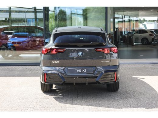 BMW iX2 eDrive20 High Executive M Sport / Panoramadak / Trekhaak / Sportstoelen / M Adaptief onderstel / ... ActivLease financial lease