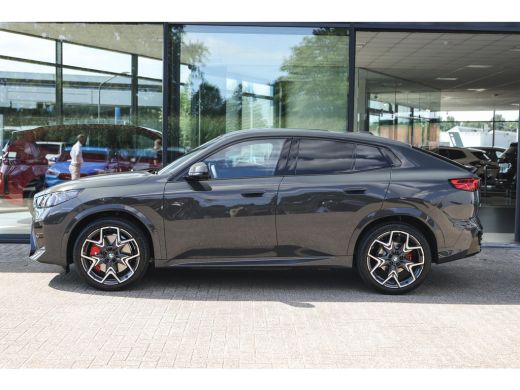 BMW iX2 eDrive20 High Executive M Sport / Panoramadak / Trekhaak / Sportstoelen / M Adaptief onderstel / ... ActivLease financial lease