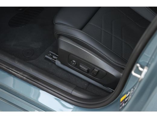 BMW iX2 eDrive20 M Sport / Sportstoelen / Achteruitrijcamera / M Adaptief onderstel / Adaptieve LED / Com... ActivLease financial lease