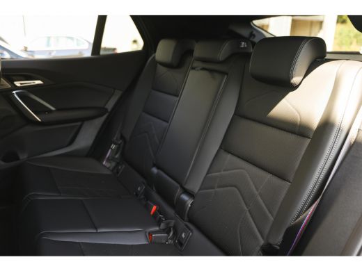 BMW iX2 eDrive20 M Sport / Sportstoelen / Achteruitrijcamera / M Adaptief onderstel / Adaptieve LED / Com... ActivLease financial lease