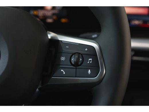 BMW iX2 eDrive20 M Sport / Sportstoelen / Achteruitrijcamera / M Adaptief onderstel / Adaptieve LED / Com... ActivLease financial lease