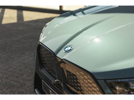 BMW iX2 eDrive20 M Sport / Sportstoelen / Achteruitrijcamera / M Adaptief onderstel / Adaptieve LED / Com... ActivLease financial lease