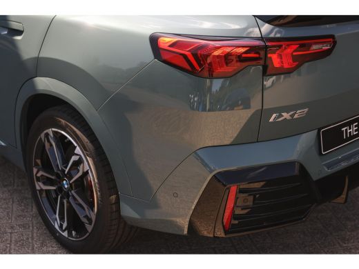 BMW iX2 eDrive20 M Sport / Sportstoelen / Achteruitrijcamera / M Adaptief onderstel / Adaptieve LED / Com... ActivLease financial lease