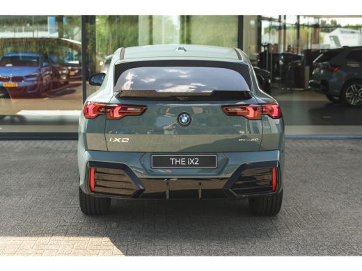 BMW iX2 eDrive20 M Sport / Sportstoelen / Achteruitrijcamera / M Adaptief onderstel / Adaptieve LED / Com... ActivLease financial lease