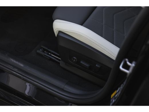 BMW iX2 eDrive20 M Sport / Sportstoelen / Trekhaak / Achteruitrijcamera / M Adaptief onderstel / Adaptiev... ActivLease financial lease