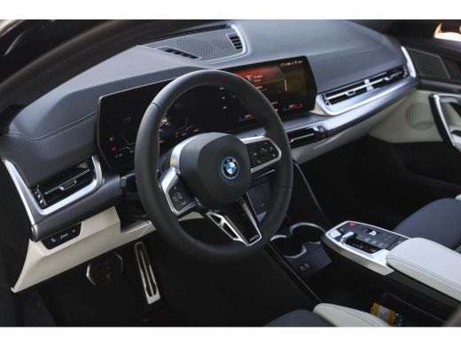 BMW iX2 eDrive20 M Sport / Sportstoelen / Trekhaak / Achteruitrijcamera / M Adaptief onderstel / Adaptiev... ActivLease financial lease