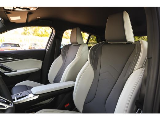 BMW iX2 eDrive20 M Sport / Sportstoelen / Trekhaak / Achteruitrijcamera / M Adaptief onderstel / Adaptiev... ActivLease financial lease
