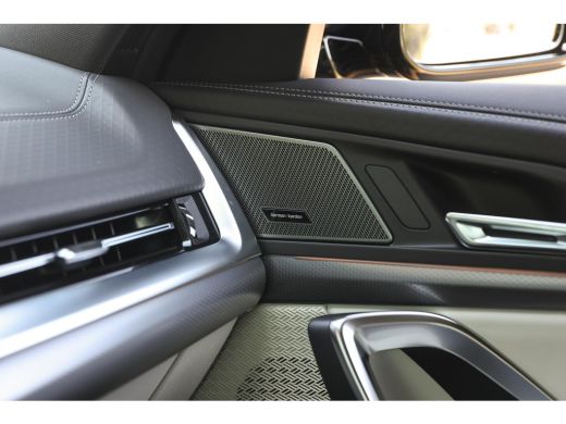 BMW iX2 eDrive20 M Sport / Sportstoelen / Trekhaak / Achteruitrijcamera / M Adaptief onderstel / Adaptiev... ActivLease financial lease
