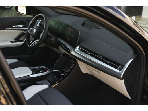BMW iX2 eDrive20 M Sport / Sportstoelen / Trekhaak / Achteruitrijcamera / M Adaptief onderstel / Adaptiev... ActivLease financial lease