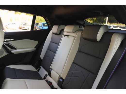 BMW iX2 eDrive20 M Sport / Sportstoelen / Trekhaak / Achteruitrijcamera / M Adaptief onderstel / Adaptiev... ActivLease financial lease