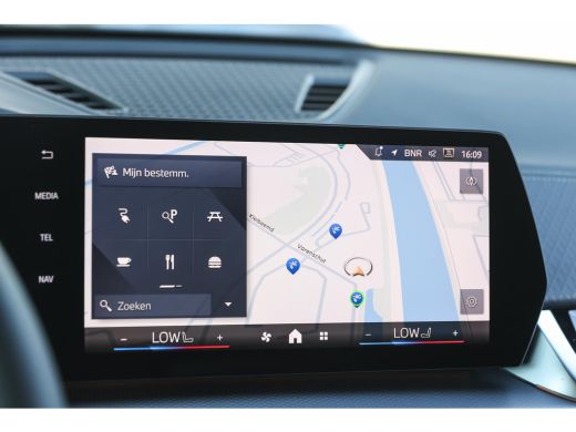BMW iX2 eDrive20 M Sport / Sportstoelen / Trekhaak / Achteruitrijcamera / M Adaptief onderstel / Adaptiev... ActivLease financial lease