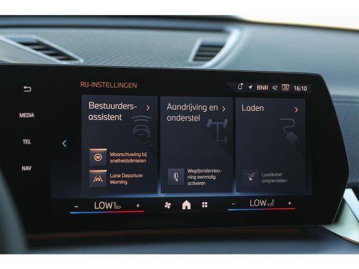 BMW iX2 eDrive20 M Sport / Sportstoelen / Trekhaak / Achteruitrijcamera / M Adaptief onderstel / Adaptiev... ActivLease financial lease