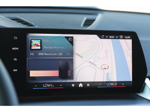 BMW iX2 eDrive20 M Sport / Sportstoelen / Trekhaak / Achteruitrijcamera / M Adaptief onderstel / Adaptiev... ActivLease financial lease