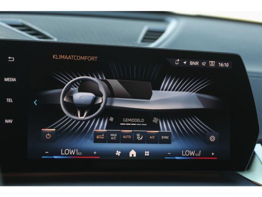 BMW iX2 eDrive20 M Sport / Sportstoelen / Trekhaak / Achteruitrijcamera / M Adaptief onderstel / Adaptiev... ActivLease financial lease