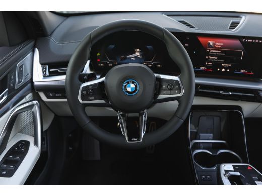 BMW iX2 eDrive20 M Sport / Sportstoelen / Trekhaak / Achteruitrijcamera / M Adaptief onderstel / Adaptiev... ActivLease financial lease