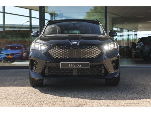 BMW iX2 eDrive20 M Sport / Sportstoelen / Trekhaak / Achteruitrijcamera / M Adaptief onderstel / Adaptiev... ActivLease financial lease