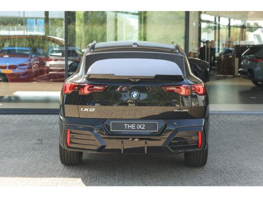 BMW iX2 eDrive20 M Sport / Sportstoelen / Trekhaak / Achteruitrijcamera / M Adaptief onderstel / Adaptiev... ActivLease financial lease