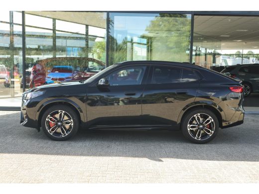 BMW iX2 eDrive20 M Sport / Sportstoelen / Trekhaak / Achteruitrijcamera / M Adaptief onderstel / Adaptiev... ActivLease financial lease