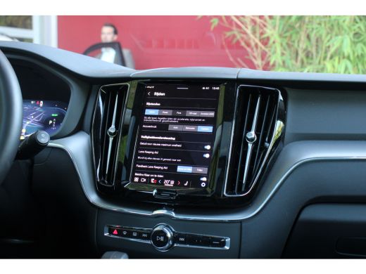 Volvo  XC60 2.0 T6 Plug-in hybrid AWD Essential Edition Bright | Panoramadak | Camera | Stuur/stoelverwarming... ActivLease financial lease