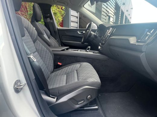 Volvo  XC60 2.0 T6 Plug-in hybrid AWD Essential Edition Bright | Panoramadak | Camera | Stuur/stoelverwarming... ActivLease financial lease