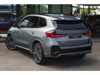 BMW iX1 eDrive20 High Executive M Sport / Panoramadak / Trekhaak / Sportstoelen / M Adaptief onderstel / ...