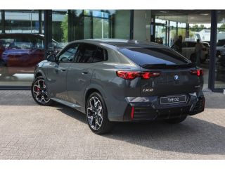 BMW iX2 eDrive20 High Executive M Sport / Panoramadak / Trekhaak / Sportstoelen / M Adaptief onderstel / ...