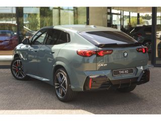 BMW iX2 eDrive20 M Sport / Sportstoelen / Achteruitrijcamera / M Adaptief onderstel / Adaptieve LED / Com...