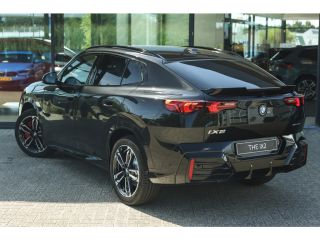 BMW iX2 eDrive20 M Sport / Sportstoelen / Trekhaak / Achteruitrijcamera / M Adaptief onderstel / Adaptiev...