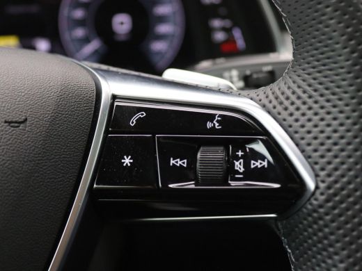 Audi A6 Avant 55 TFSI e quattro S edition Competition Panoramadak, 360 gr. camera, elek. stoelen, head-up... ActivLease financial lease
