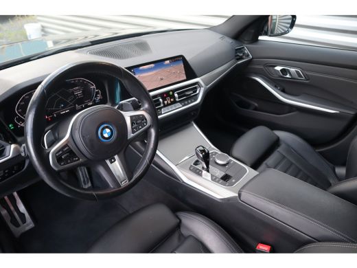 BMW 3 Serie 320e M-Sport Glazen dak / HiFi / 50 Jahre / Camera / M Performance ActivLease financial lease