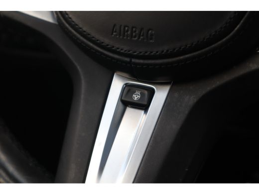 BMW 3 Serie 320e M-Sport Glazen dak / HiFi / 50 Jahre / Camera / M Performance ActivLease financial lease