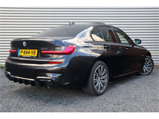 BMW 3 Serie 320e M-Sport Glazen dak / HiFi / 50 Jahre / Camera / M Performance ActivLease financial lease