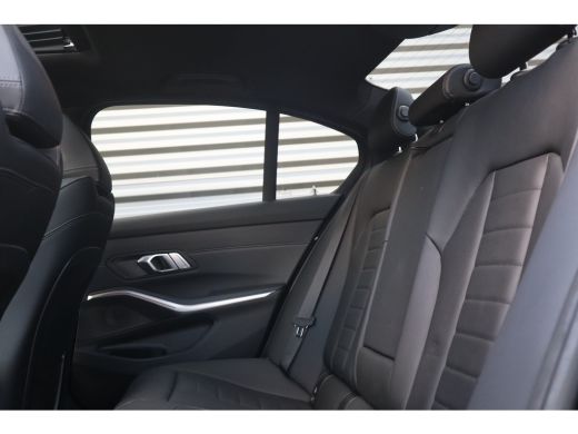 BMW 3 Serie 320e M-Sport Glazen dak / HiFi / 50 Jahre / Camera / M Performance ActivLease financial lease
